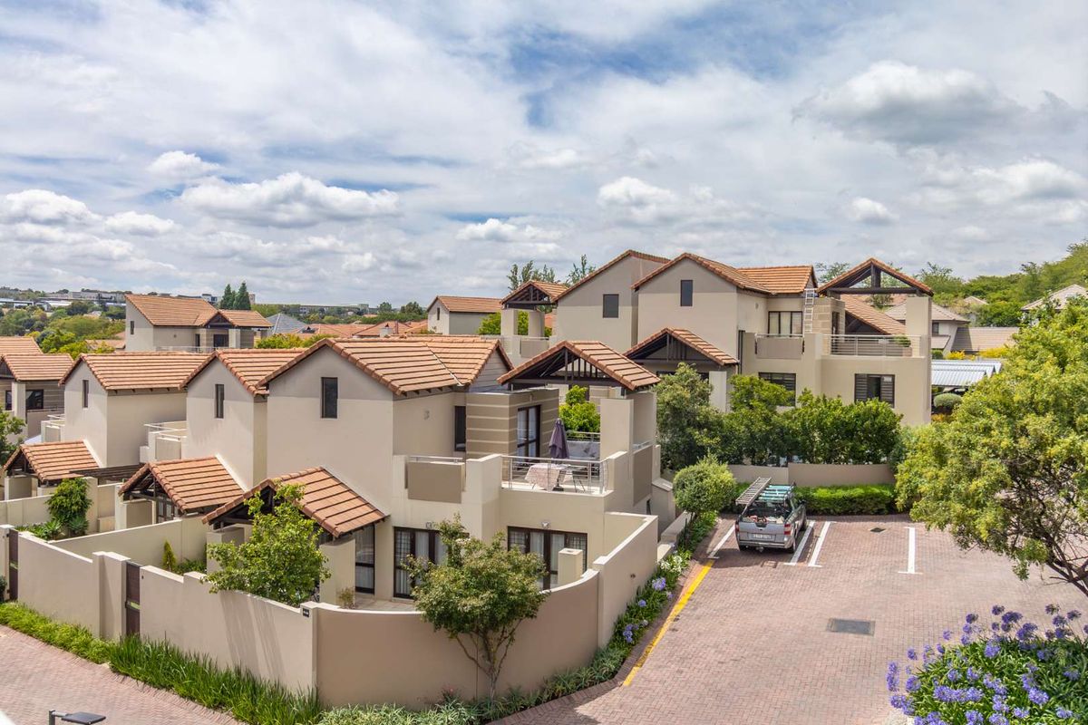 "Chic Loft Living with Stunning Terrace in Prime Fourways Location"! - Photo 2