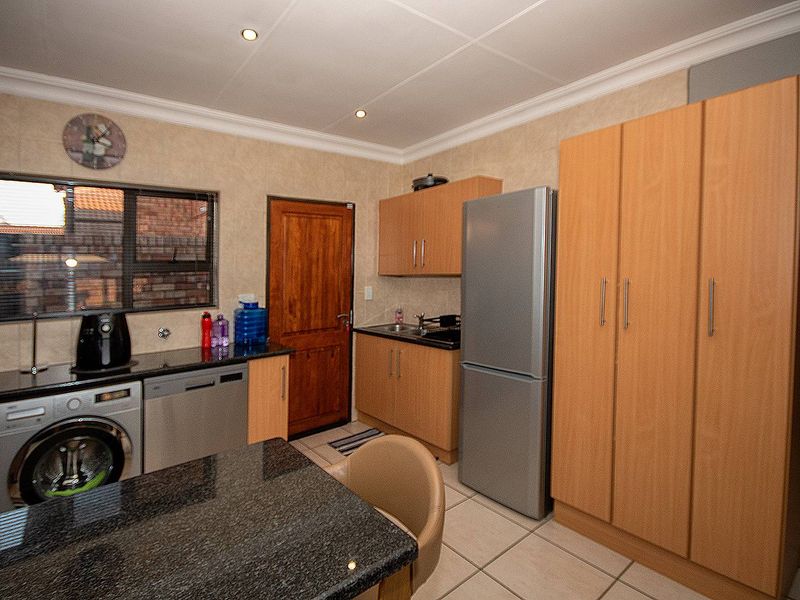 Stunning 3 bedroom simplex for rent - Photo 7