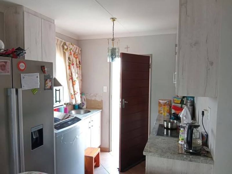 2 Bedroom, 1 Bathroom House for Sale in Lotus Gardens - Photo 2