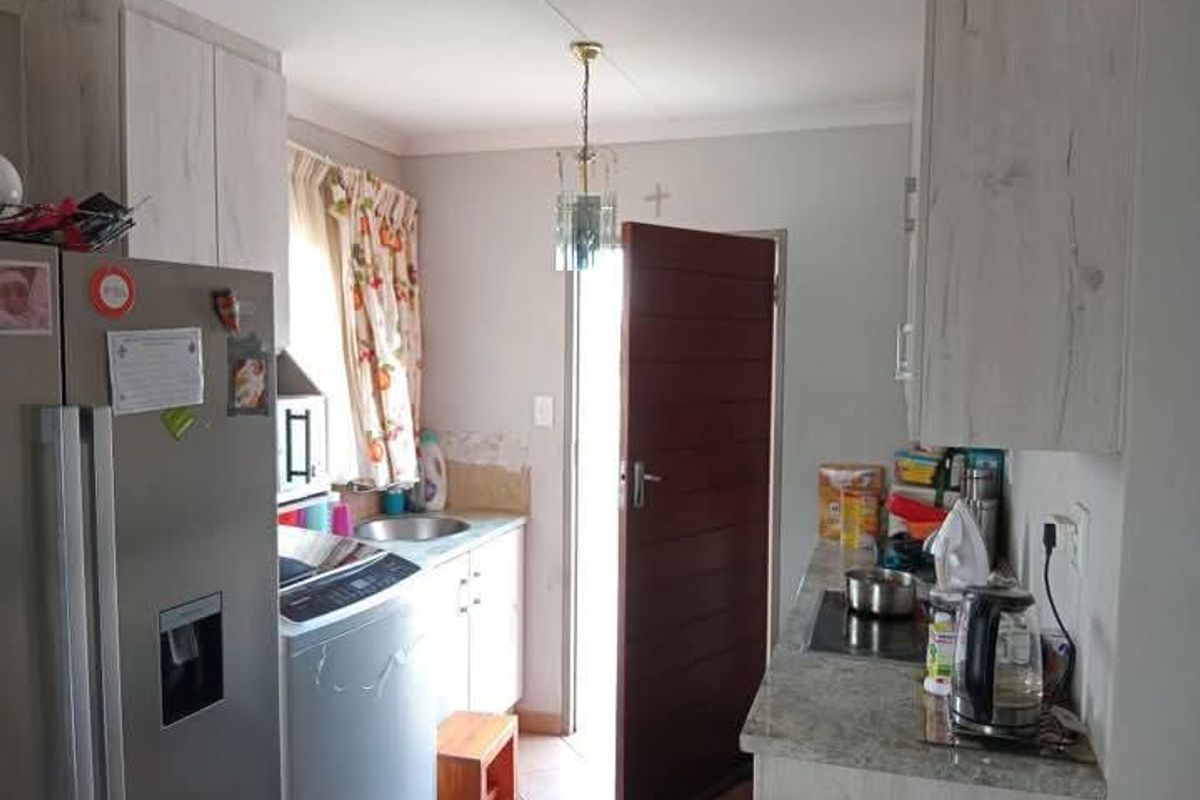 2 Bedroom, 1 Bathroom House for Sale in Lotus Gardens - Photo 2