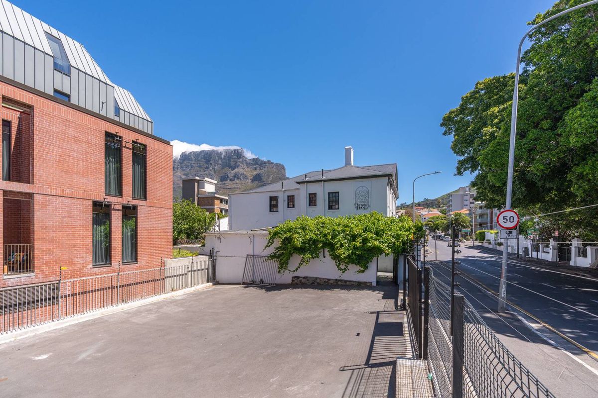 FOR SALE, GRACIOUS GARDENS LANDMARK BUILDING WITH A CAR PARK - Photo 2