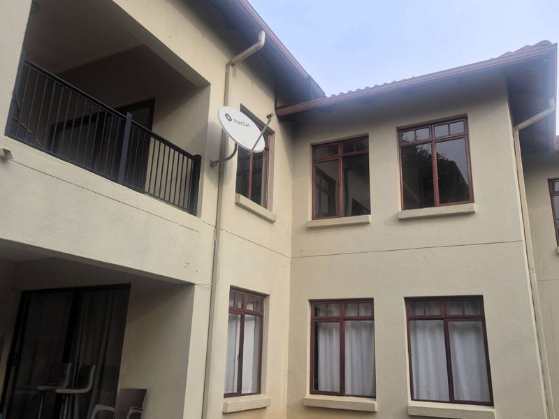 Charming Two Bedroom Apartment in Secure Estate - Photo 2