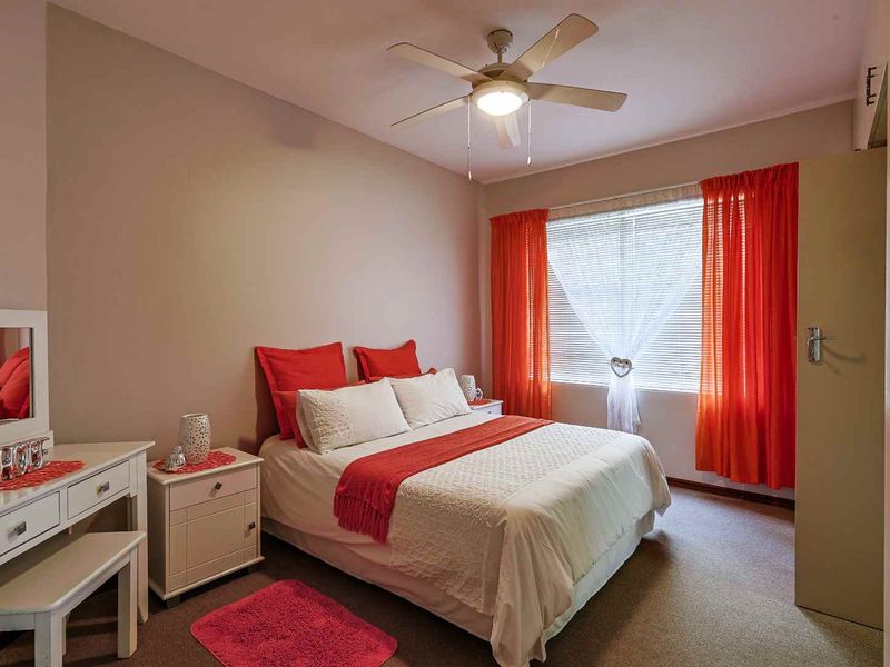 The Perfect Family Home: Space, Views & Dual Living in Faerie Glen - Photo 8