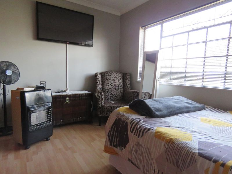 Spacious Family Home with a Separate 2-Bedroom Flatlet - Photo 7