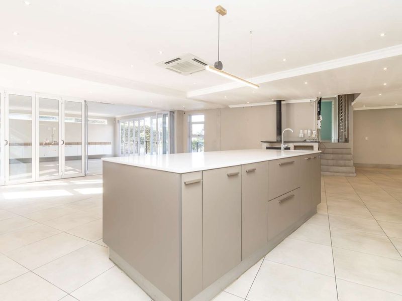 Embrace Elegance : Spacious Home with Pool and Deck - Photo 9