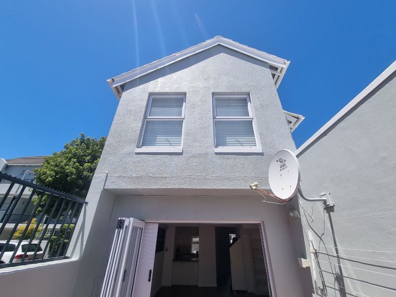 Semi-furnished Two-Bedroom Townhouse with Courtyard and Garage in Sought-After Claremont Upper! - Photo 2