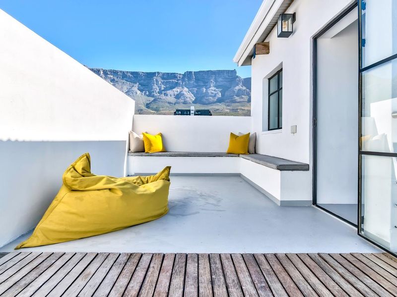 A Striking Renovation With Exceptional Value in Gardens - Photo 2