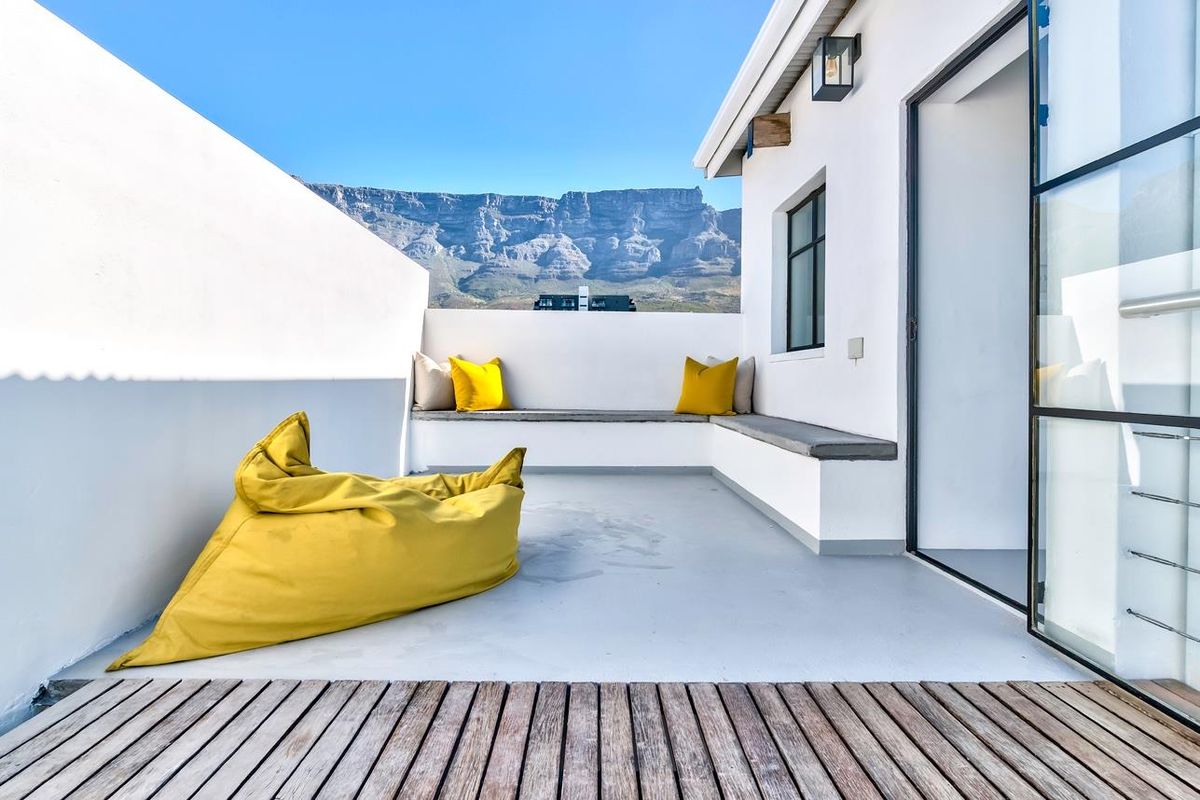 A Striking Renovation With Exceptional Value in Gardens - Photo 2