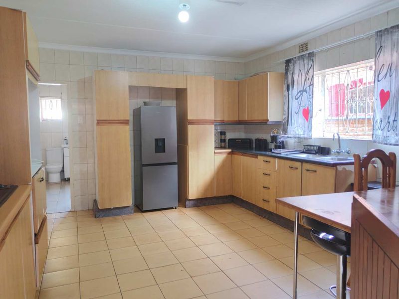 Stylish Home with 3 Beds, Outbuilding & Bachelor Unit Included - Photo 5