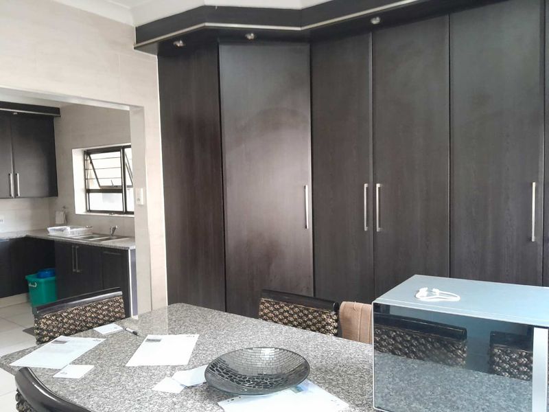 Neat and Spacious Modern Family Home - Photo 5