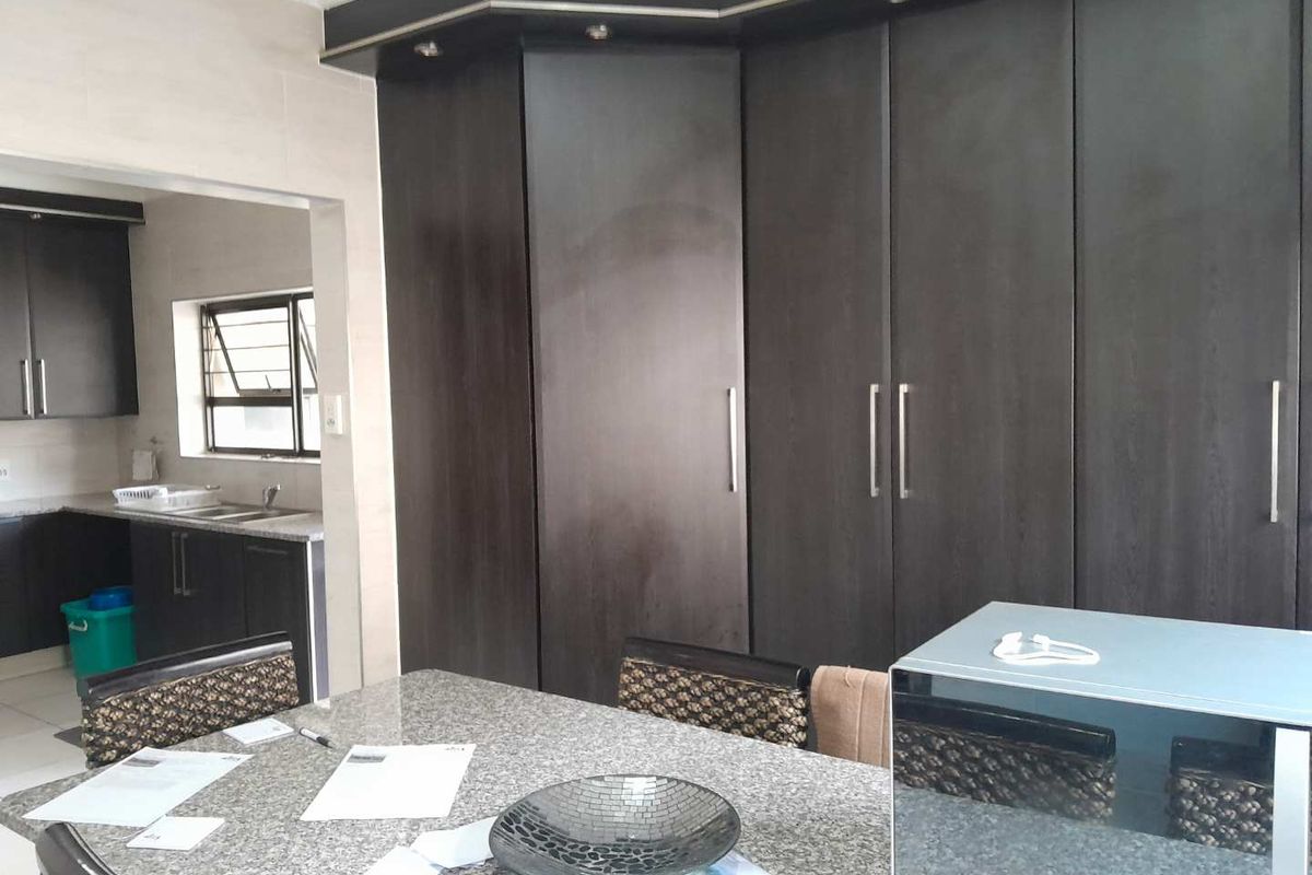 Neat and Spacious Modern Family Home - Photo 5