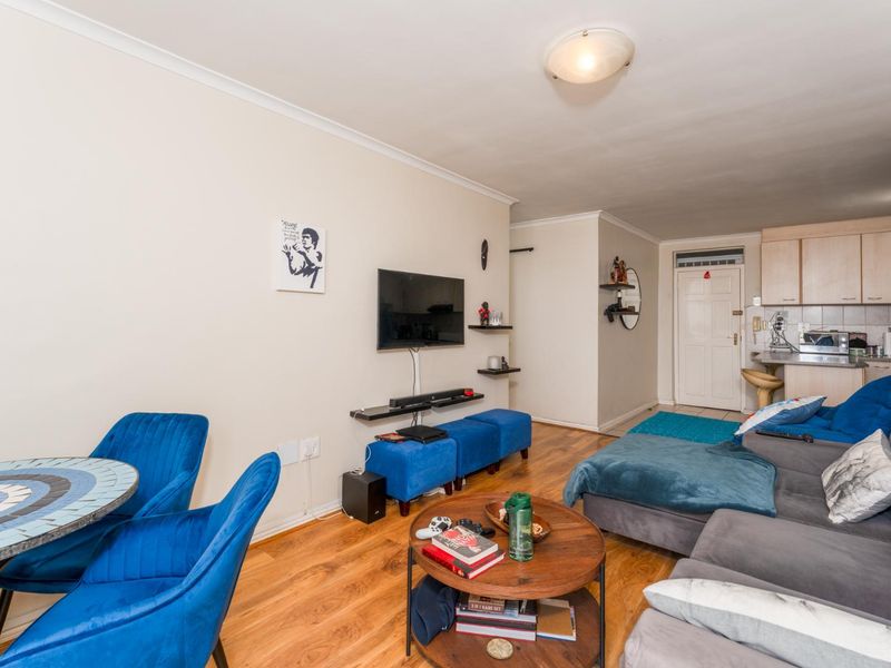 2 Bedroom Apartment For sale in Wynberg - Photo 7