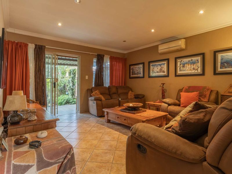 Spacious three bedroom simplex - large garden - Security complex - Equestria - Photo 6