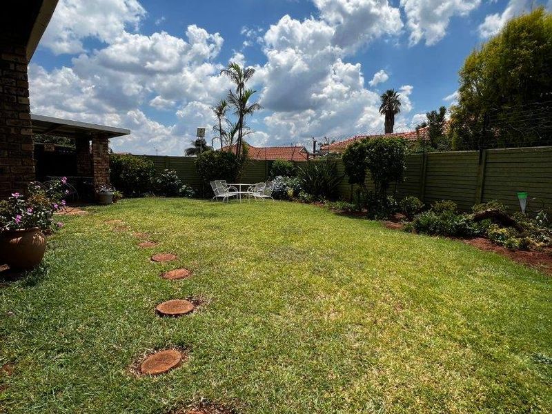 Spacious 3-bedroom town house is your home - Photo 3
