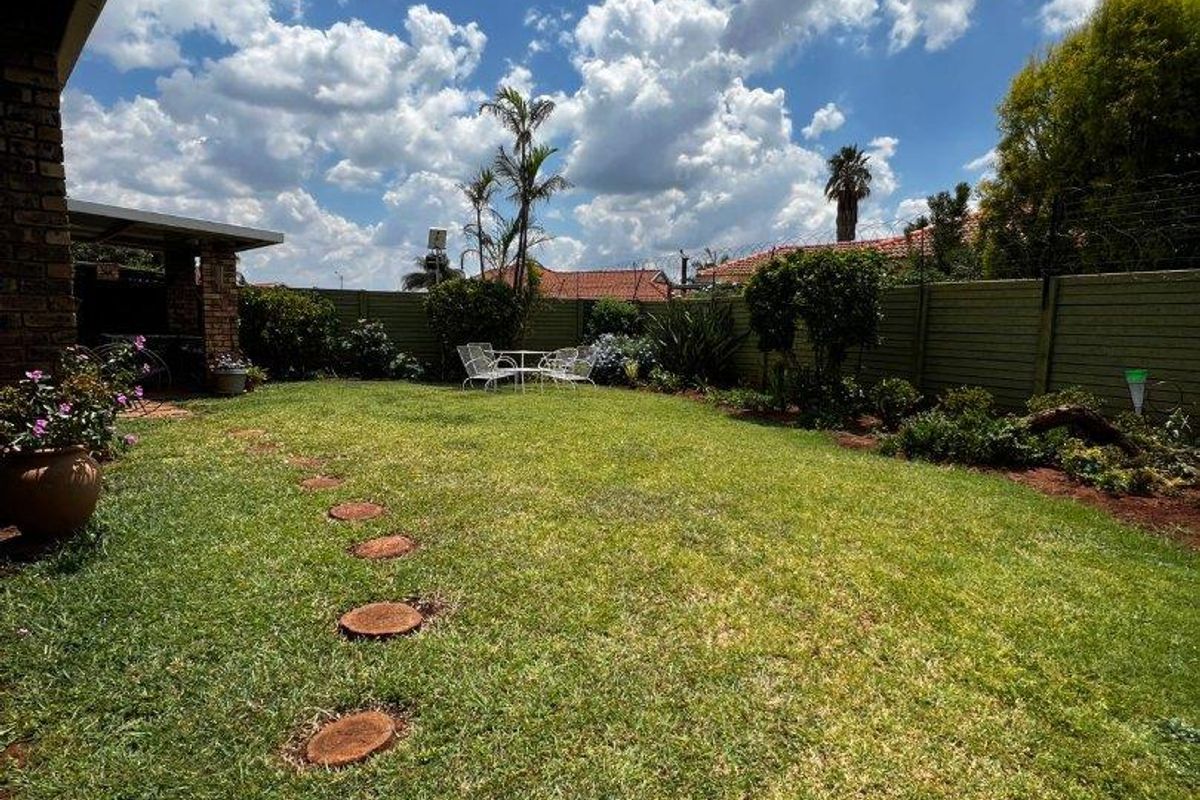 Spacious 3-bedroom town house is your home - Photo 3