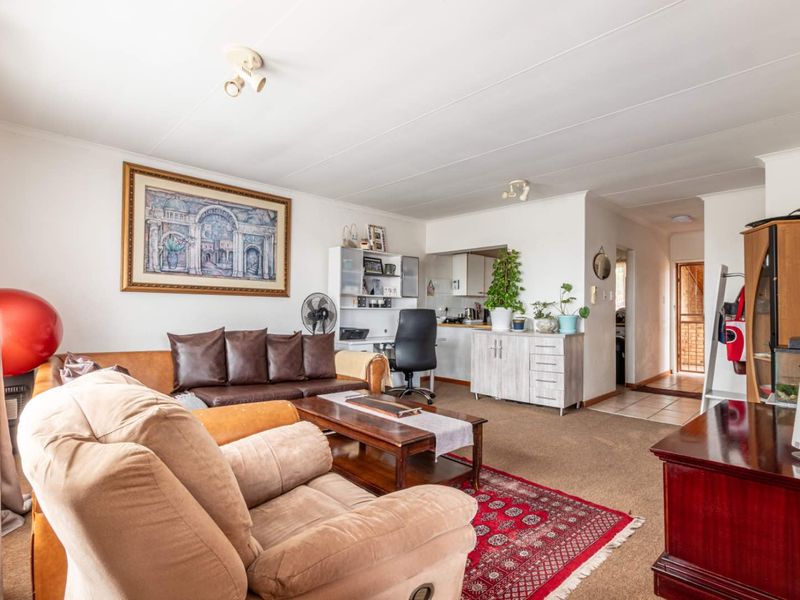 Spacious 2 bed unit for sale. - Photo 4