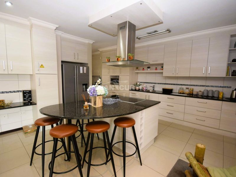 Beyond stylish penthouse - Photo 10