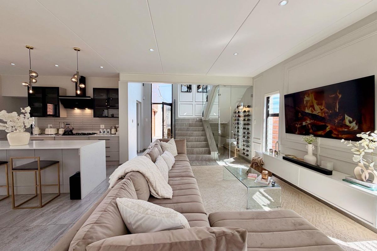 Elegant Double-Storey Living in the Heart of Sought-After Carlswald - Photo 4