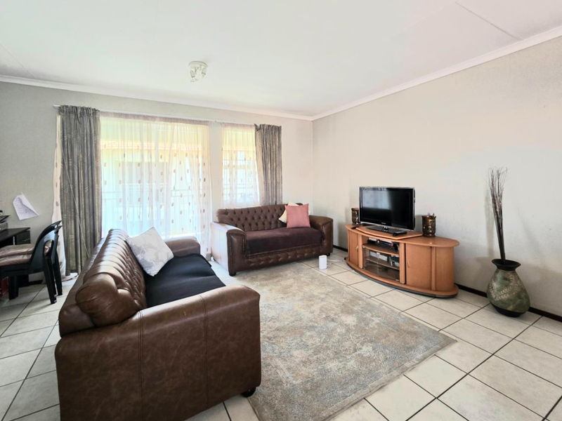 Beautiful Apartment situated in secure complex - Photo 7