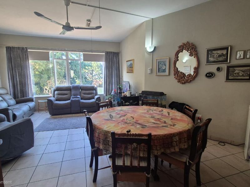 Spacious 3 bedroom unit with a lockup garage in the heart of Margate - Photo 2