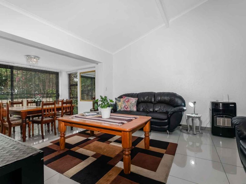 SINGLE-LEVEL LIVING IN A SECURE COMPLEX – THIS CAN BE YOUR NEXT HAPPY PLACE - Photo 5