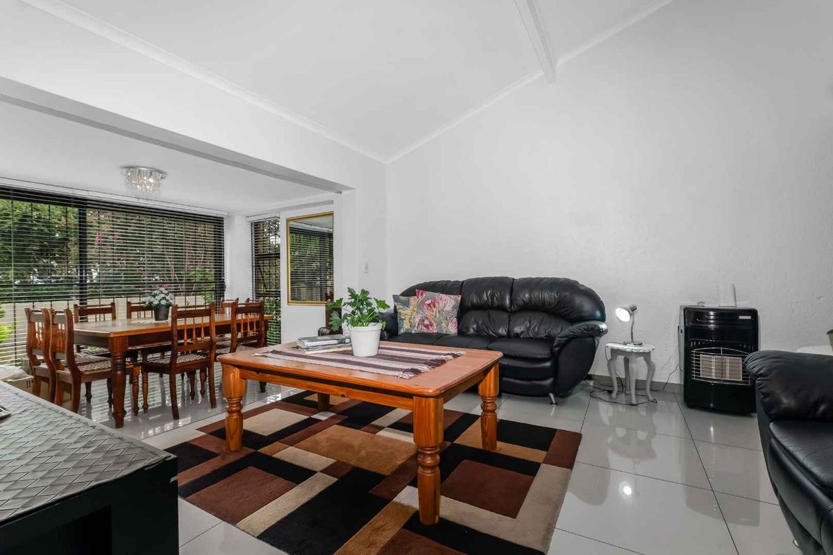 SINGLE-LEVEL LIVING IN A SECURE COMPLEX – THIS CAN BE YOUR NEXT HAPPY PLACE - Photo 5