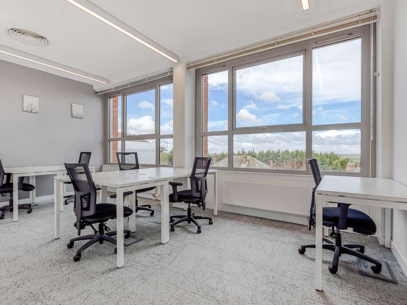 Private office space for 4 persons in Regus Eastlands Office Park - Photo 2