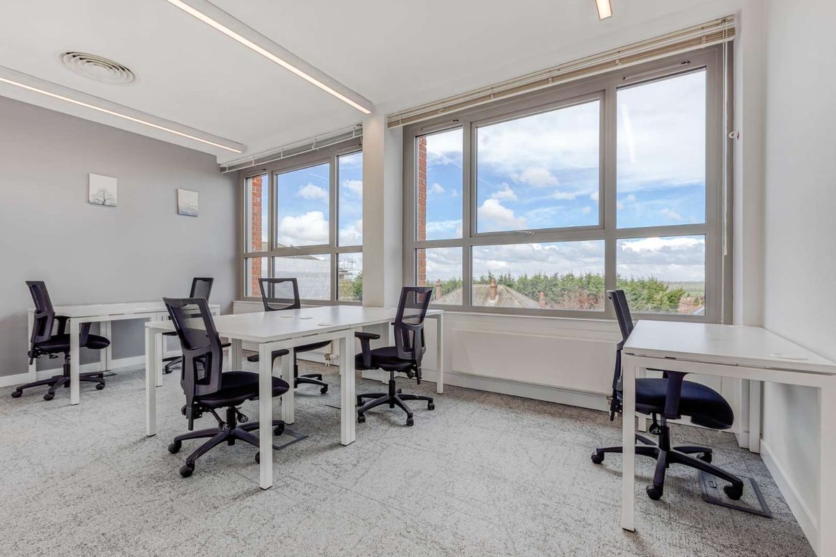 Private office space for 4 persons in Regus Eastlands Office Park - Photo 2