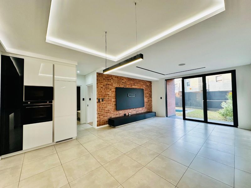 Stylish 2-Bed, 2-Bath Ground Floor Apartment with Private Splash Pool in Broadacres - Photo 5