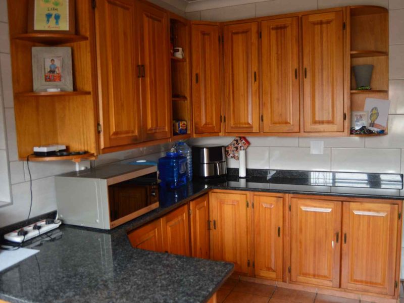 Four bedroom house with a flatlet in New Redruth - Photo 7