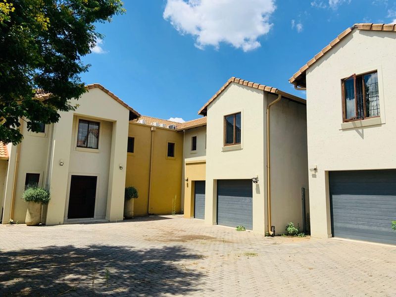 Luxurious 5-Bedroom Home in Exclusive 4-Unit Complex - Photo 2