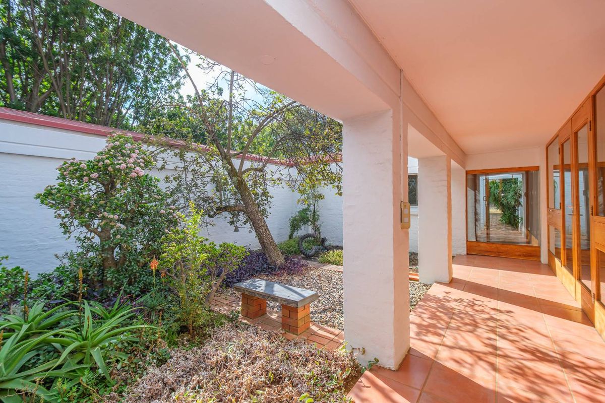 3 bed, 3 bath family home close to various schools in Waterkloof - Photo 4