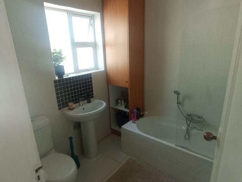 Modern 2-Bedroom Ground Floor Apartment with Private Garden - Photo 9