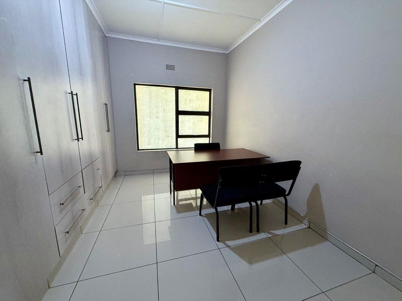 4 Bedroom house with flat for sale - Photo 10