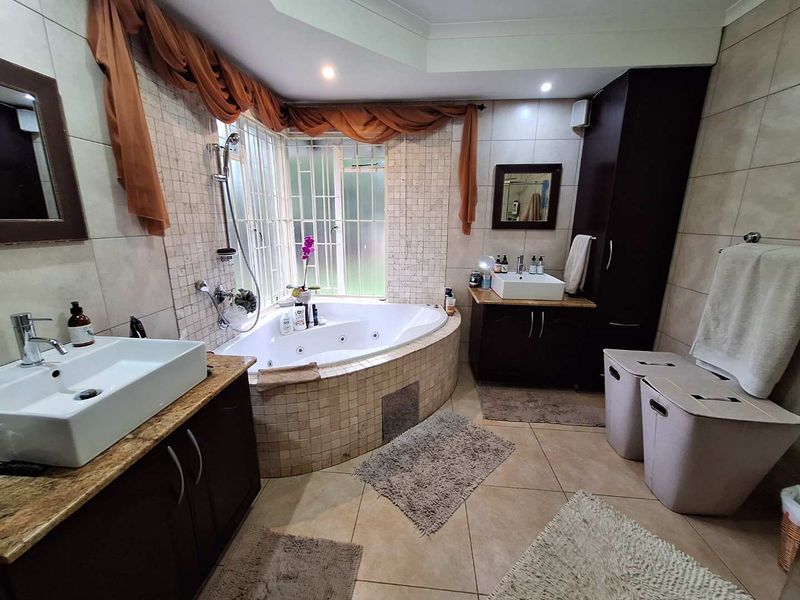 3 Bedroom, 2 Bathroom House with a Double Garage in an excellent condition, with a swimming pool in Garsfontein. The Entertainers dream! - Photo 6