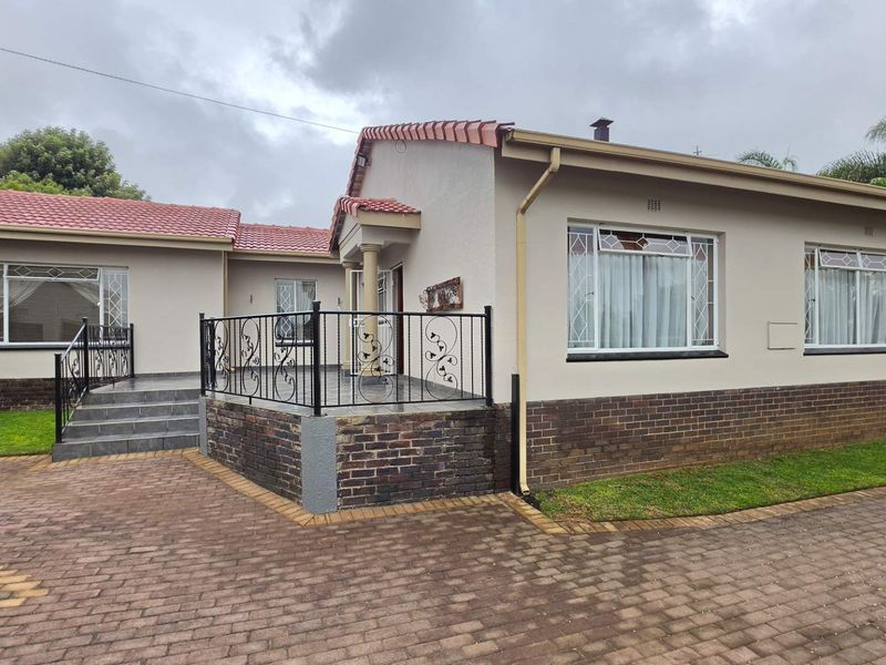 3 Bedroom House for Sale in South Crest - Photo 2