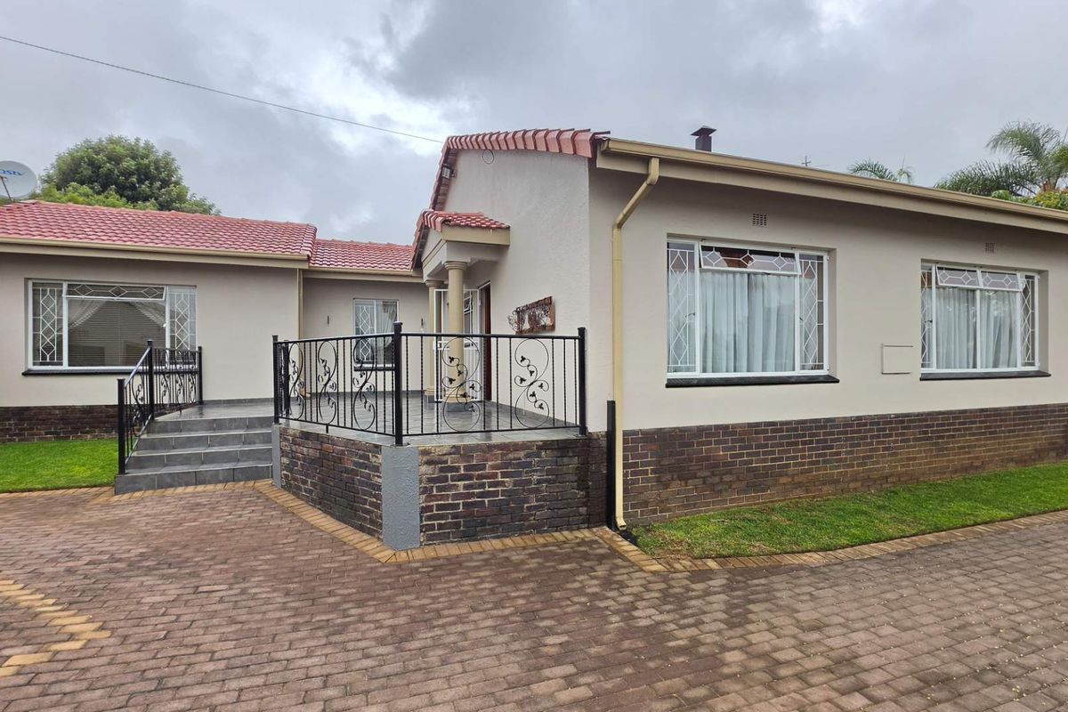 3 Bedroom House for Sale in South Crest - Photo 2