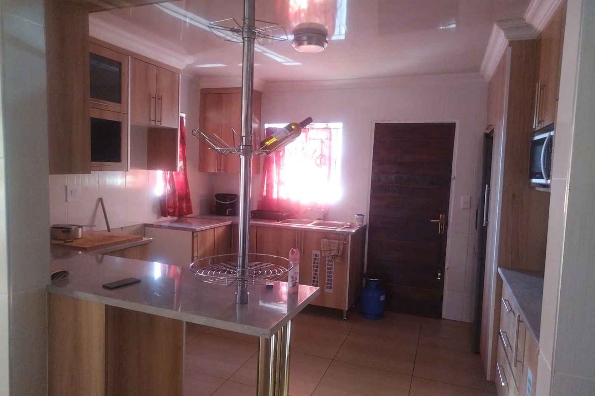 Stunning 4 bedrooms house to rent in Soshanguve VV - Photo 4