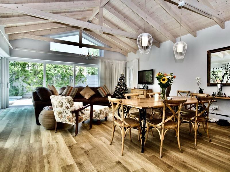 Sophisticated Living by the Sea: A Home Designed for Comfort and Style - Photo 10