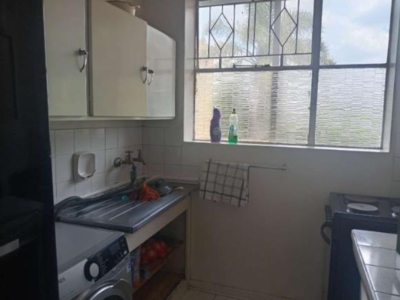High-potential investment opportunity 1.5-Bedroom Apartment close to all amenities - Photo 7