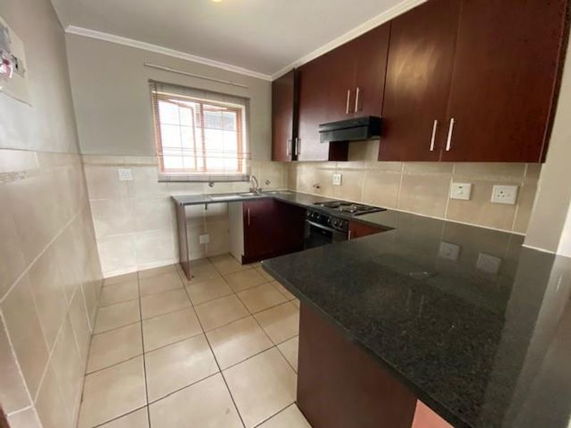 Stylish 2-Bedroom Apartment for Sale in Sought-After River View, Rivonia – R750,000 - Photo 3