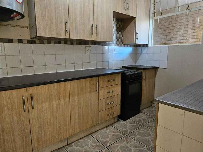 Spacious 3-Bedroom Apartment in the Heart of Sunnyside — Comfort, Convenience & City Living! - Photo 10