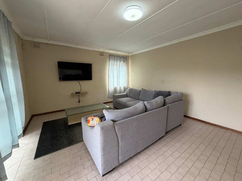 Hendra - Spacious Family Home in Prime La Lucia Location - Photo 3