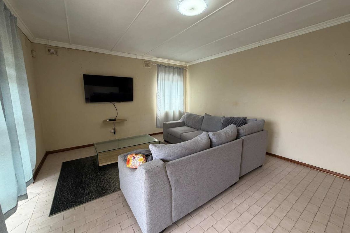 Hendra - Spacious Family Home in Prime La Lucia Location - Photo 3