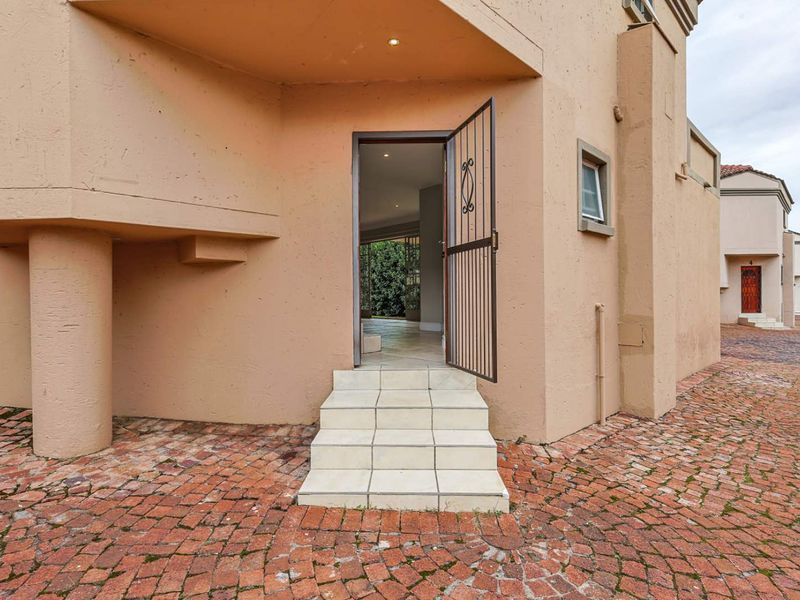 Charming 3-Bedroom House in Equestria with Spacious Yard. - Photo 2