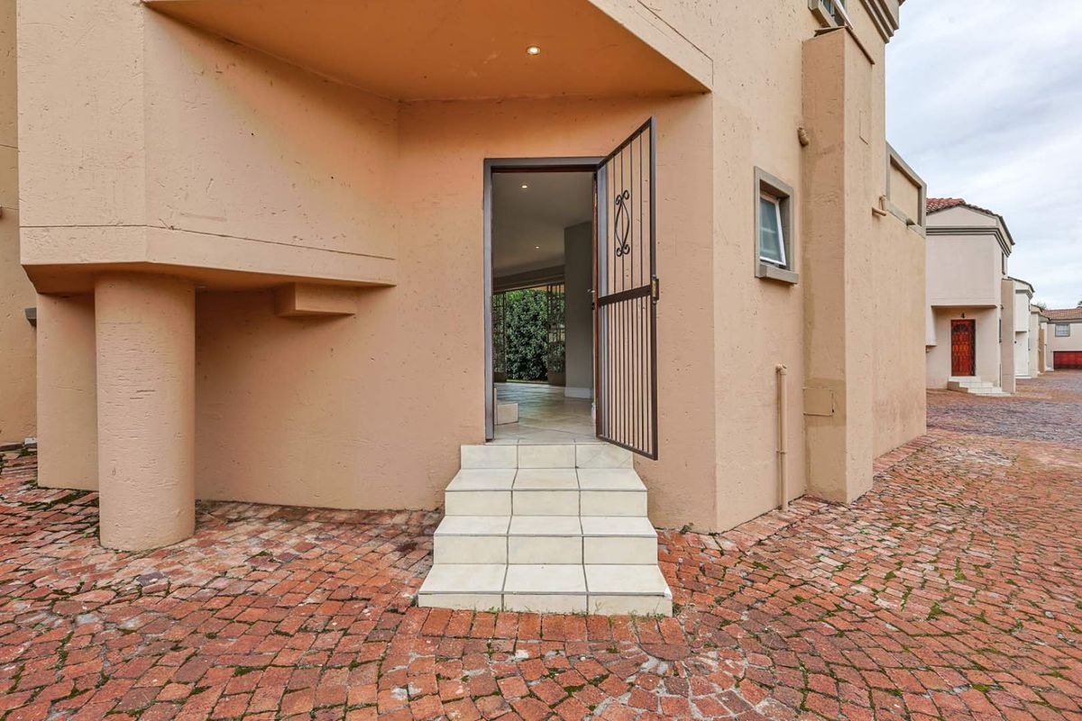 Charming 3-Bedroom House in Equestria with Spacious Yard. - Photo 2