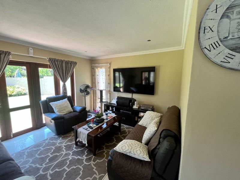 VERY SPACIOUS WITH SERVANTS QUARTERS - Photo 3