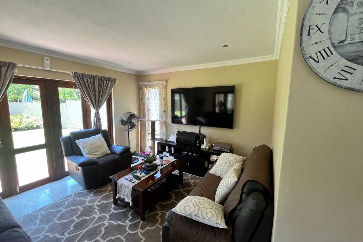 VERY SPACIOUS WITH SERVANTS QUARTERS - Photo 3