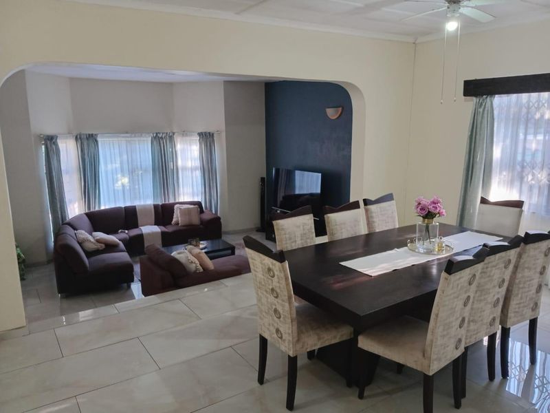 Spacious 4-Bedroom Family Home with Entertainment Area & Pool - Photo 3
