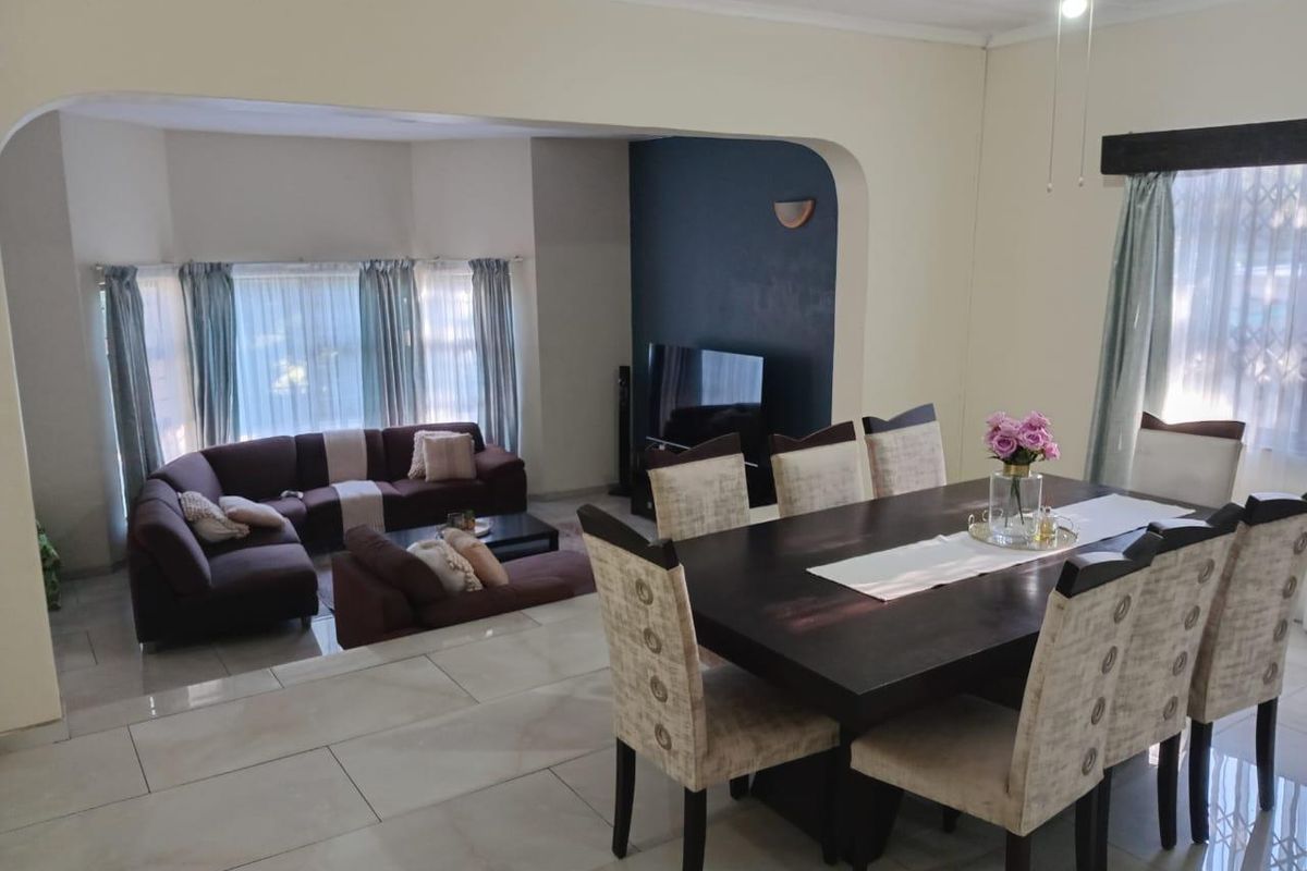 Spacious 4-Bedroom Family Home with Entertainment Area & Pool - Photo 3